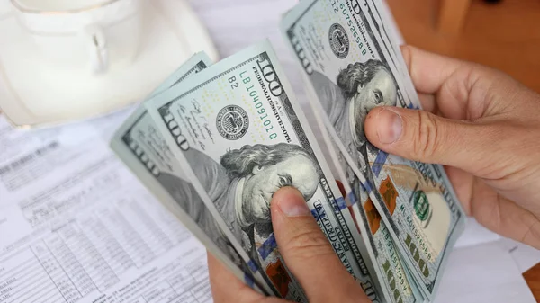 Egy férfi, aki amerikai dollárokat számol közelről. — Stock Fotó