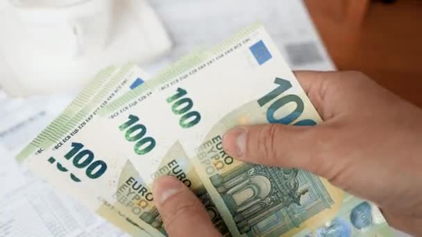 Un homme qui compte les billets d'euros se rapproche — Video