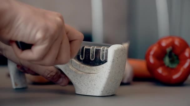 厨房里特殊磨刀机中刀具的手工削尖 — 图库视频影像