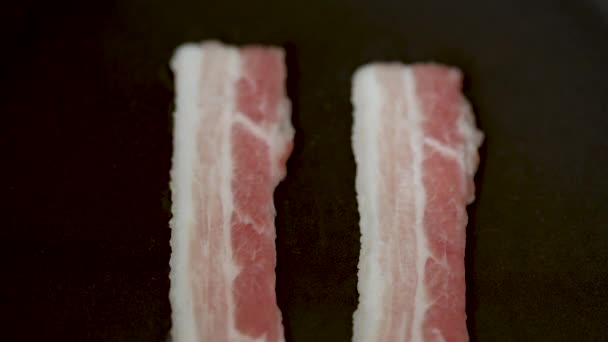 Närbild av bacon och ägg skivor i stekpanna. — Stockvideo
