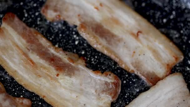 Close up view of bacon slices in frying pan. — Stock Video