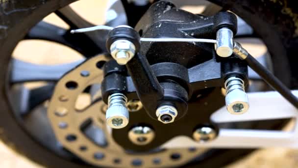 Mechanische Scheibenbremse an einem Rollerrad — Stockvideo