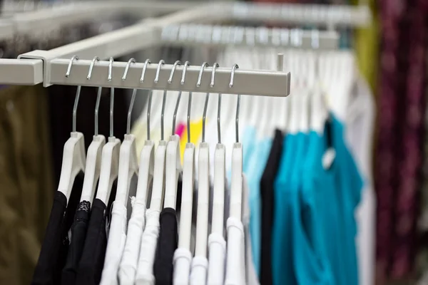 Ropa en percha en la tienda boutique — Foto de Stock