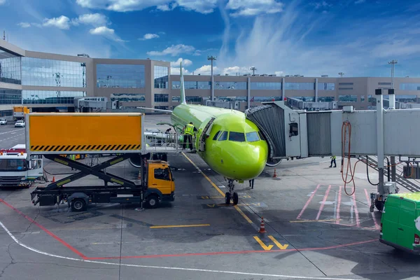 Passenger planes at airport near boarding terminal — Stock Photo, Image