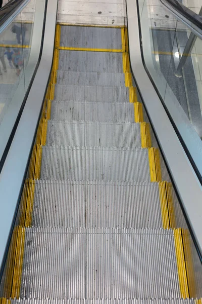 Pusty schody ruchome na lotnisku — Zdjęcie stockowe