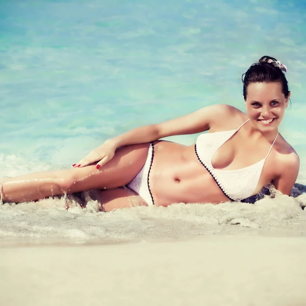 一个女人躺在海滩上。instagram 颜色 — 图库照片