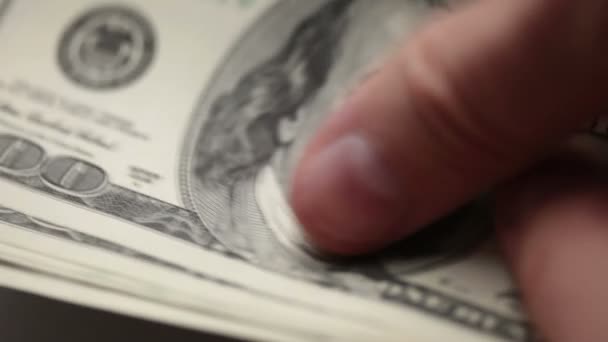 FullHD βίντεο του ανθρώπου καταμέτρηση του close-up χρήματα. 100 δολάρια τραπεζογραμματίων του δείγματος του έτους 2006 χρησιμοποιήθηκαν σε αυτό το βίντεο. — Αρχείο Βίντεο