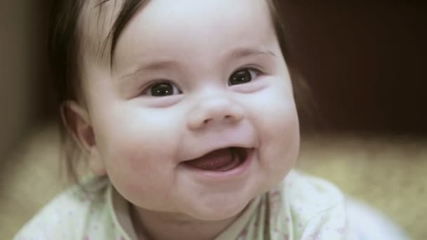 5-maand babymeisje lacht. Ze is liggend op de Bank. FullHD video — Stockvideo