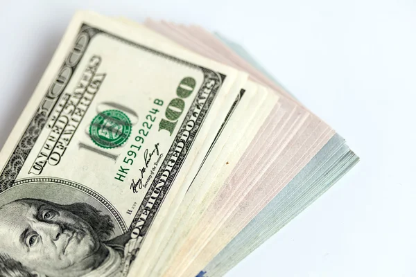 Dollar rekeningen op witte achtergrond — Stockfoto