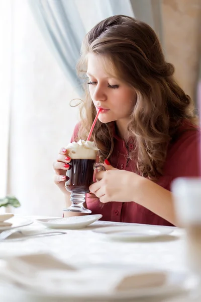 Een vrouw in een restaurant is het drinken van koffie — Stockfoto