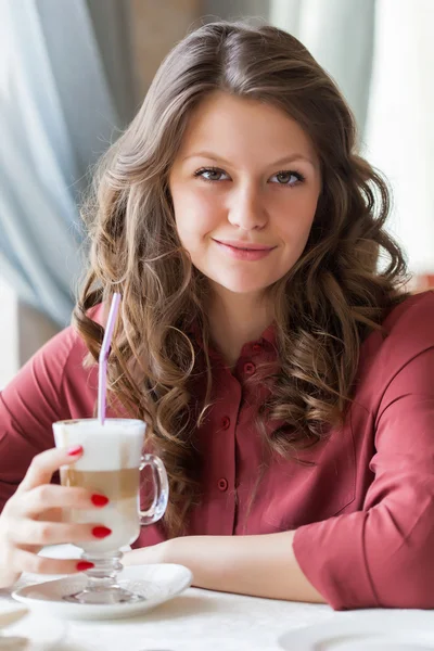 Una mujer en un restaurante está tomando café. — Foto de Stock