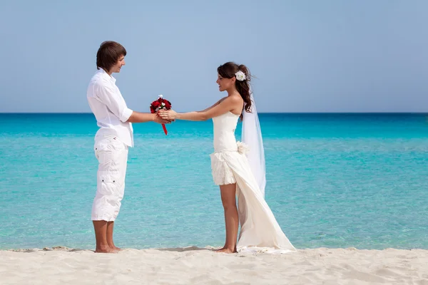 Nur verheiratete Paare am Strand — Stockfoto