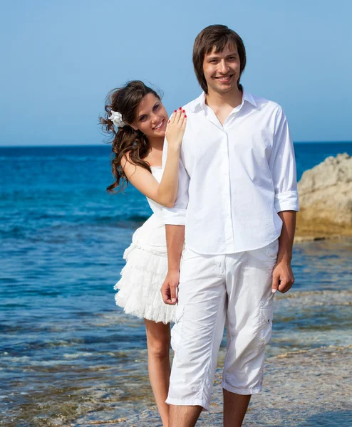 Just married couple near the sea — Stock Photo, Image