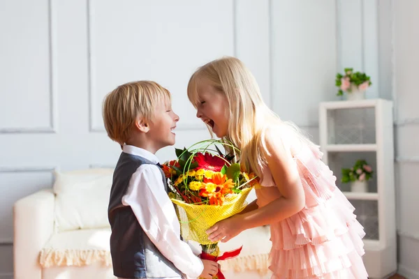 Junge schenkt Mädchen Blumen — Stockfoto