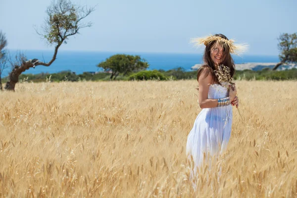 A woman is in the field with a wreath — Stock Photo, Image