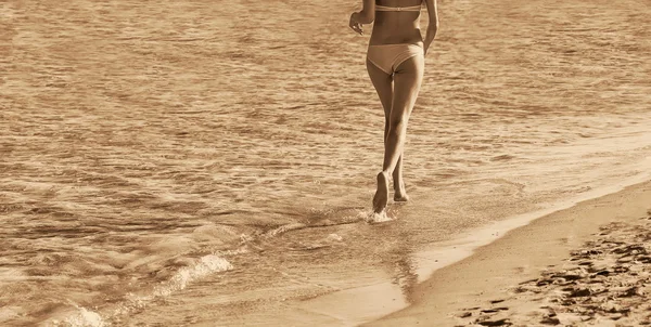 Vrouw wordt uitgevoerd aan de kust — Stockfoto