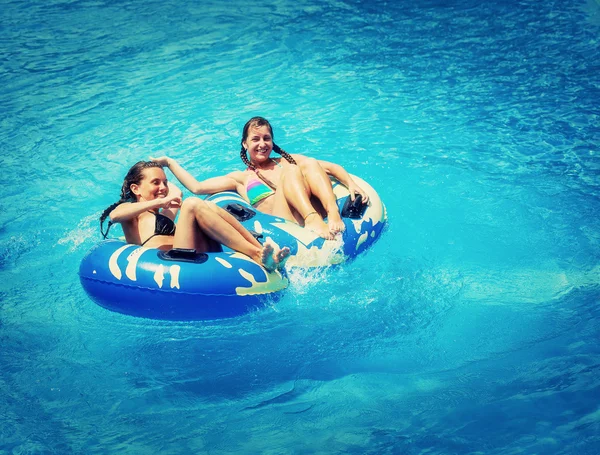 Deux femmes dans la piscine — Photo