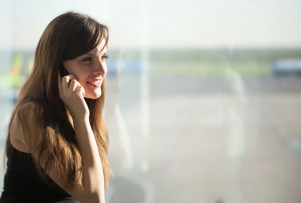 Kvinna på flygplatsen — Stockfoto