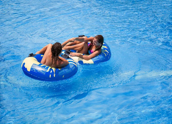 两个十几岁的女孩在游泳池里 — 图库照片