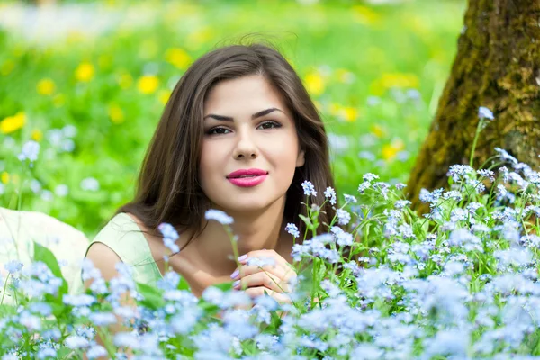 Giovane donna è distesa sul campo — Foto Stock