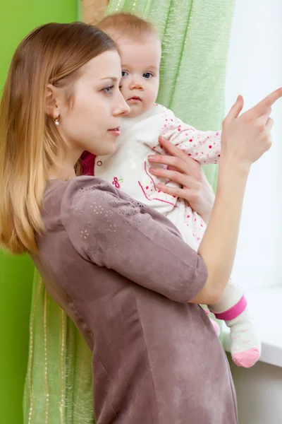 女性は彼女の赤ちゃんと遊ぶこと — ストック写真