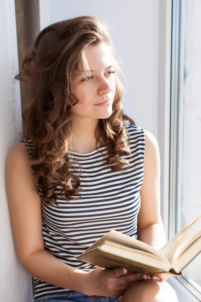 젊은 여자는 책을 읽으십시오 — 스톡 사진