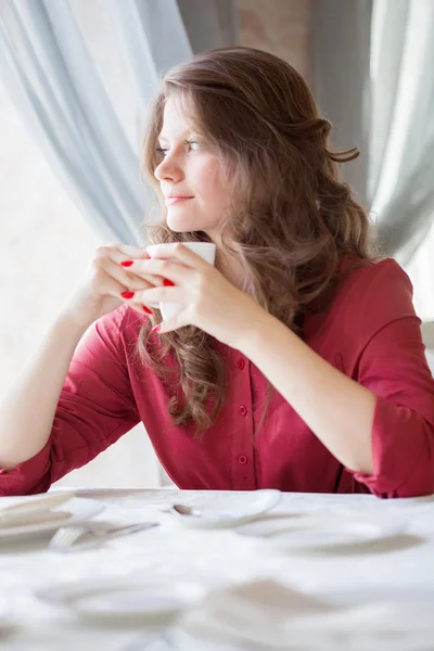 Kobieta w restauracji jest picie kawy — Zdjęcie stockowe