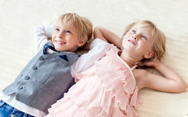 Brother and sister are lying on the floor — Stock Photo, Image