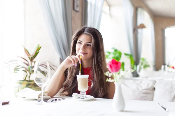 Kobieta w restauracji jest pić koktajl — Zdjęcie stockowe