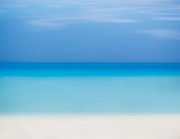 Céu azul, mar e praia com areia branca — Vetor de Stock