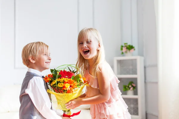 Niño se presenta flores a niña —  Fotos de Stock