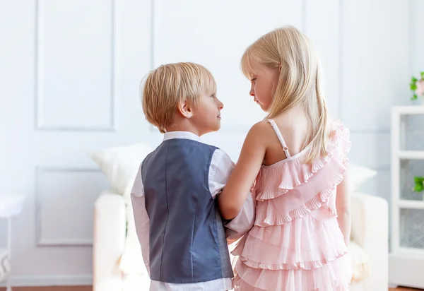 Il ragazzo sta parlando con la ragazza — Foto Stock