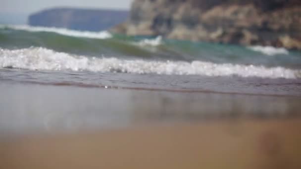 Hermosa playa de arena contra la roca — Vídeos de Stock