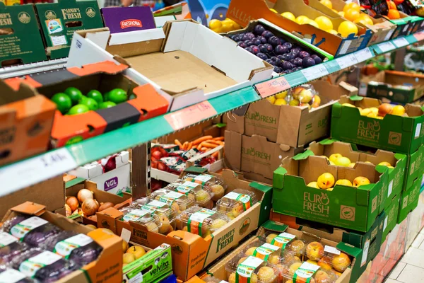 Fresh fruit in the supermarket — Stock Photo, Image