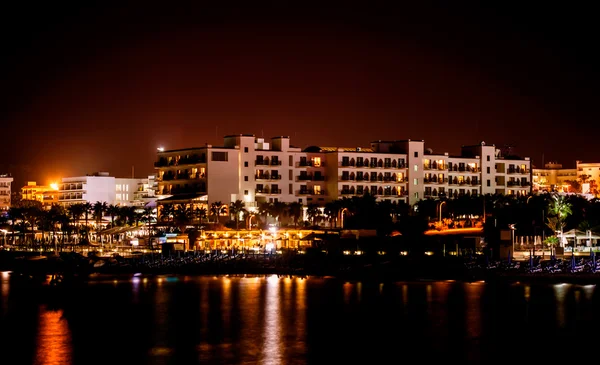 Vista noturna sobre Protaras, Chipre — Fotografia de Stock