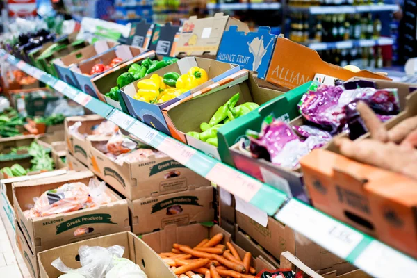 Färska grönsaker i supermarketen — Stockfoto