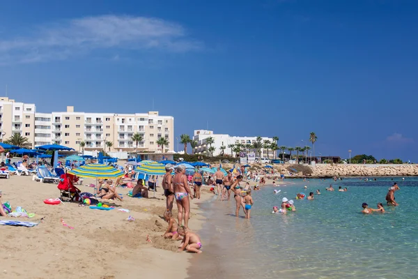 Παραλία με πολλούς ανθρώπους στην Κύπρο, Πρωταράς — Φωτογραφία Αρχείου