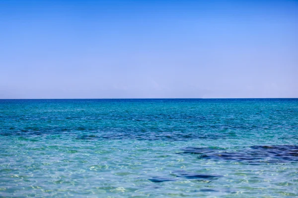 Кристально чистая вода в голубом море — стоковое фото