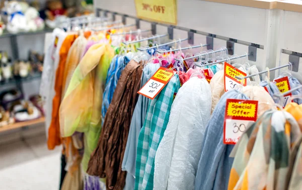 Vestidos en la tienda — Foto de Stock