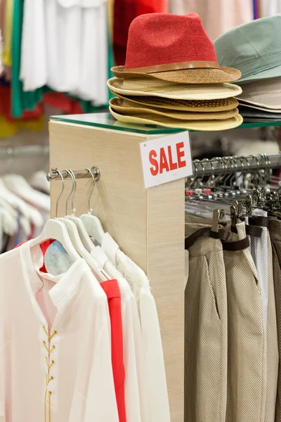 Vestidos y sombreros en la tienda — Foto de Stock