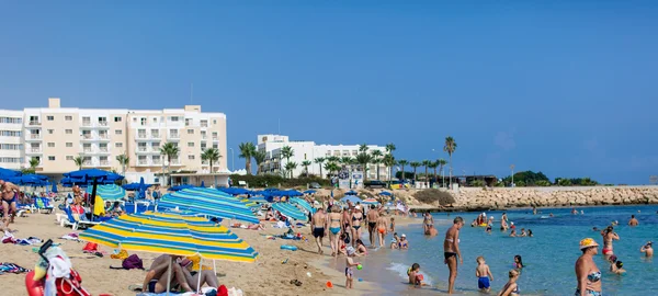 与很多人在塞浦路斯，Protaras 海滩 — 图库照片
