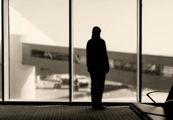 Kvinna som tittar på flygplatsen marken — Stockfoto