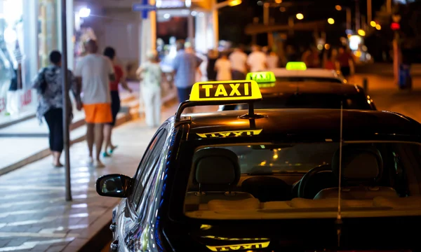 Taxischild in der Nacht — Stockfoto