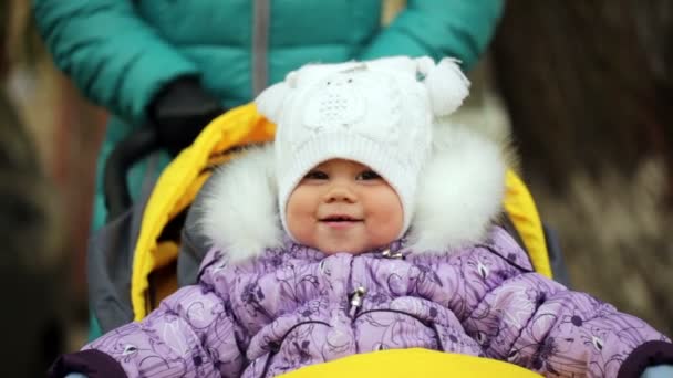 Full-HD-Video von Kleinkind Baby Mädchen in ihrem Kinderwagen — Stockvideo