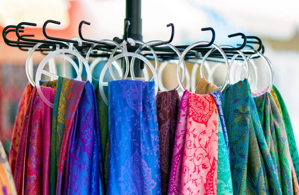 Foulards colorés suspendus sur le marché — Photo