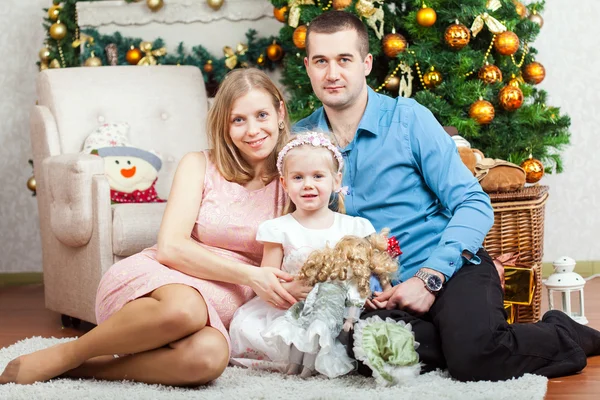 Familia feliz cerca del árbol de Navidad —  Fotos de Stock