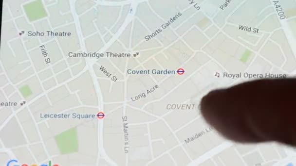 Iemand is met behulp van Google maps applicatie — Stockvideo