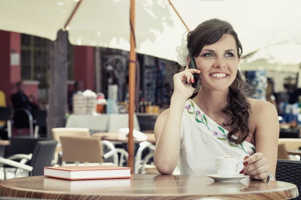 Ung kvinna sitter i café — Stockfoto