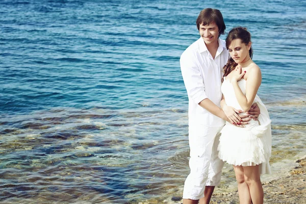 Una pareja en la playa — Foto de Stock