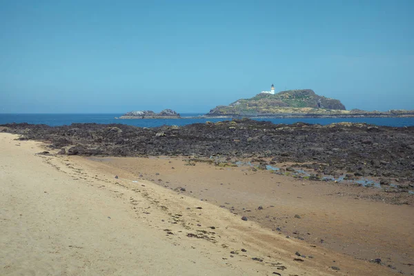 Sarı kumsal ve adanın beyaz deniz feneri.
